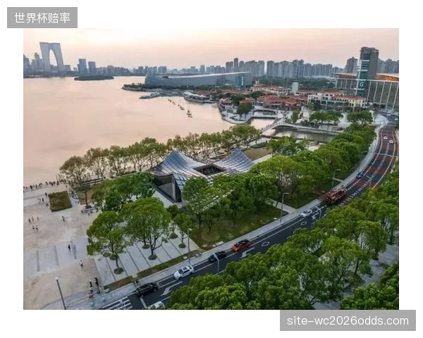 在滨水空间改造中，过度强调景观美化而忽视运动功能需求，导致部分新建水域看似美丽却不适宜开展专业水上运动